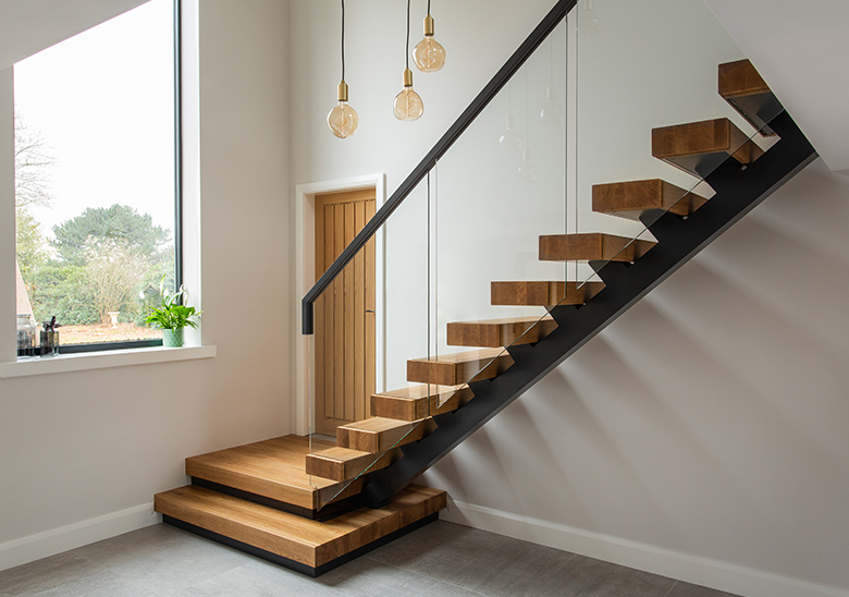 Spine staircase with cantilevered treads
